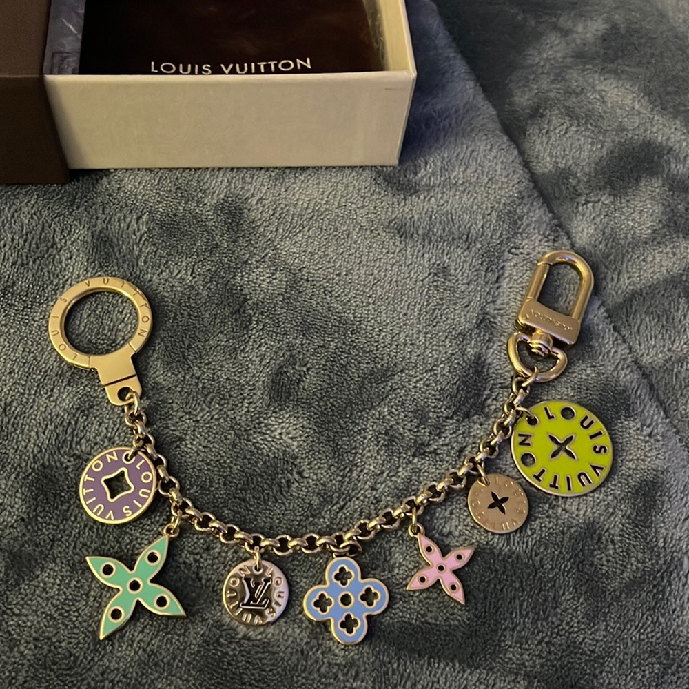 Louis Vuitton key chain 100% authentic come with box n Dust